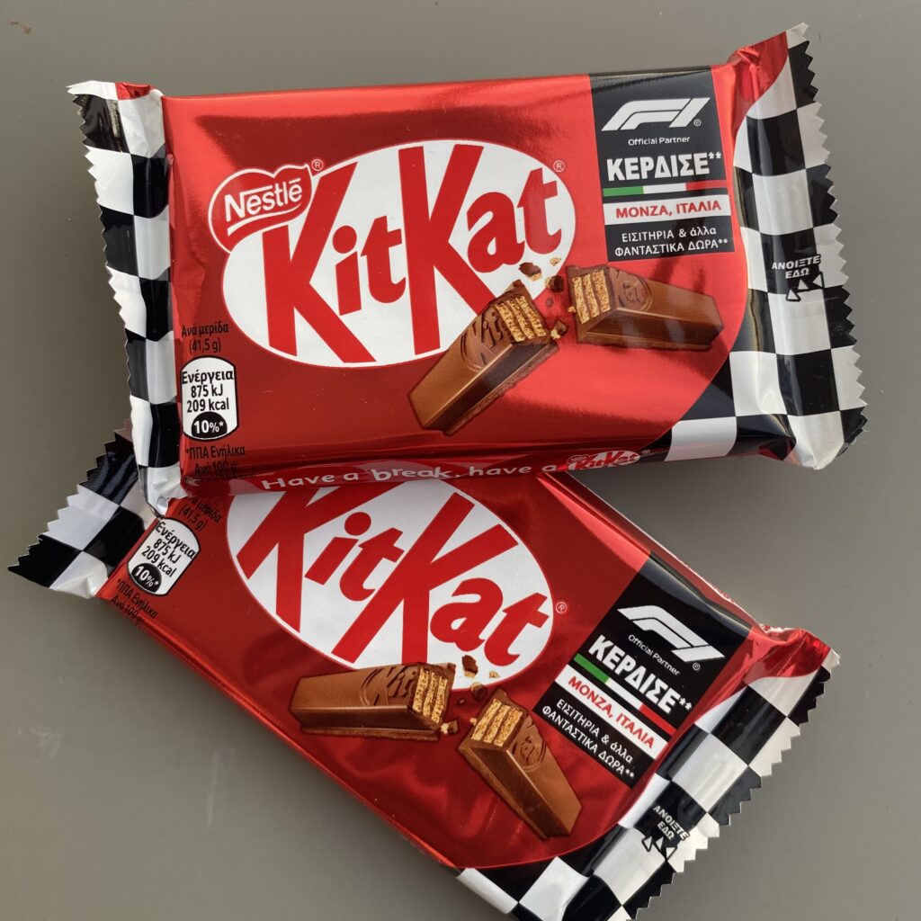 Στην φωτογραφία οι δύο συσκευασίες KitKat F1