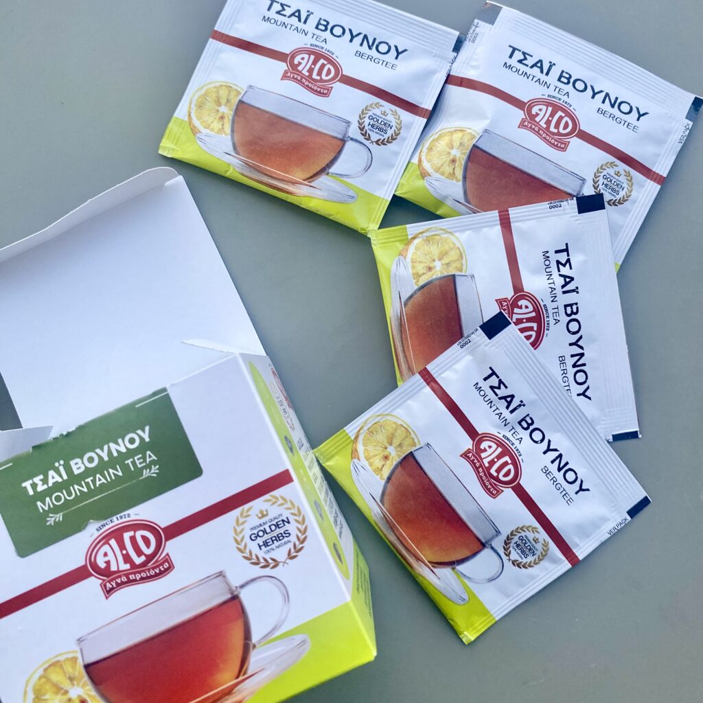 Η φωτογραφία απεικονίζει τα τσάι Golden Herbs και ατομικά σακουλάκια 