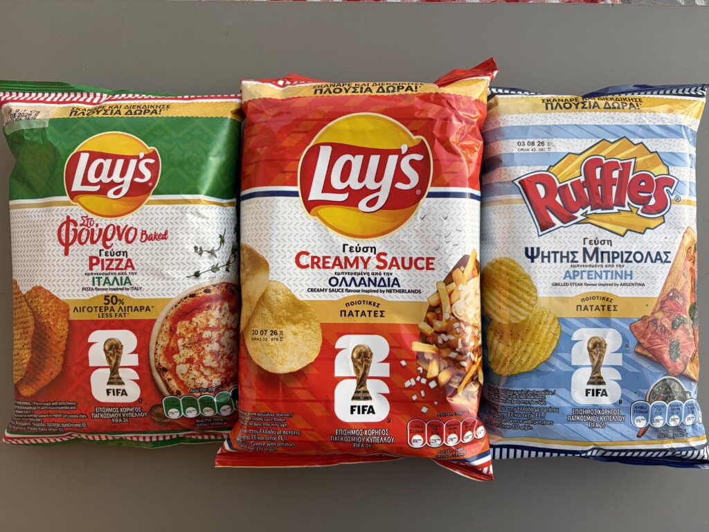 Στην φωτογραφία τα τρία νέα Lays και Ruffles για το κύπελο FIFA