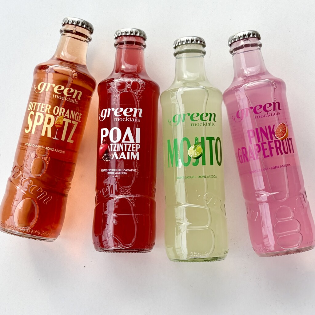Σειρά των mocktails σε γυάλινη φιάλη 