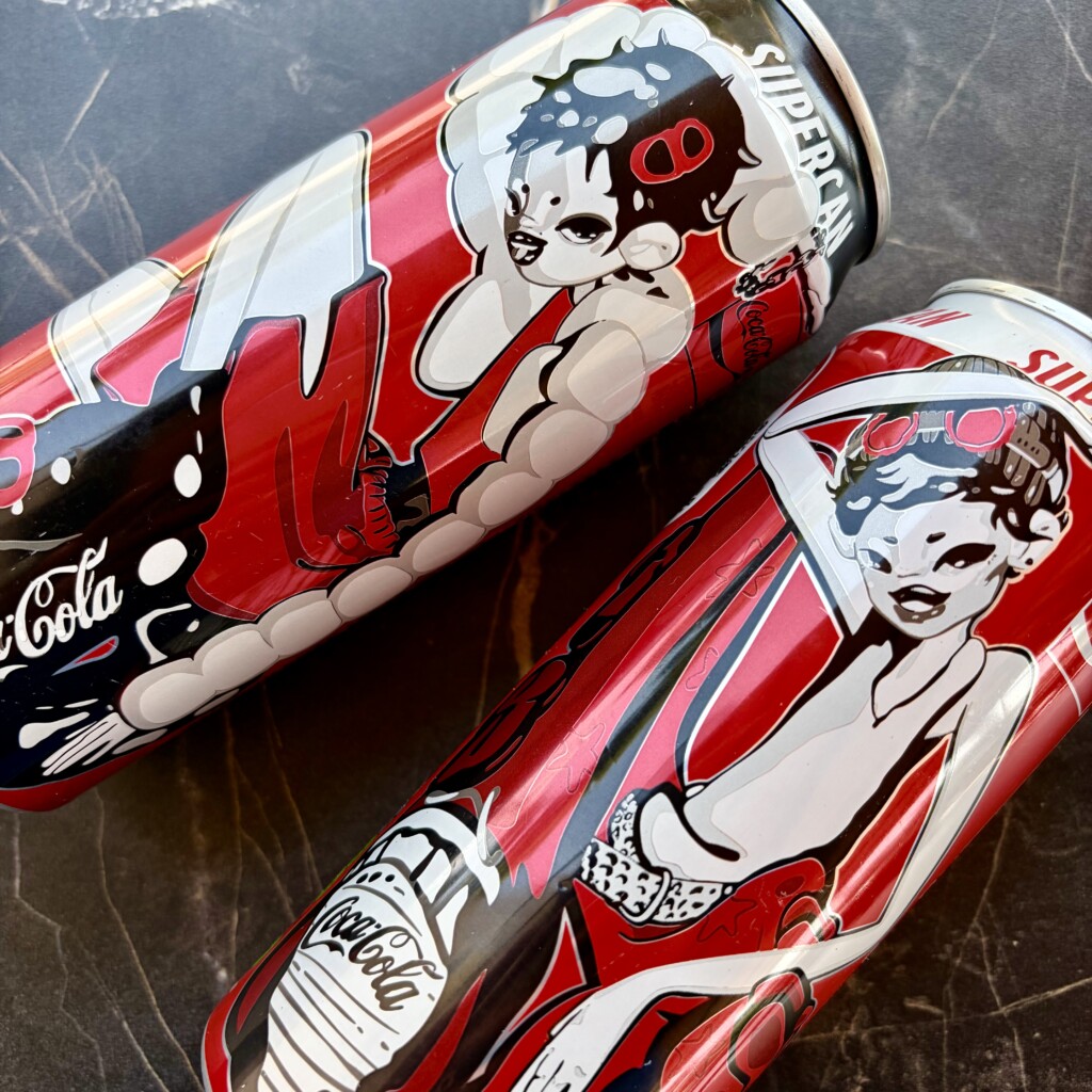 Coca-Cola HBC | Νέες «SUPERCAN» 500ml για τη «ζεστή» αγορά και τους νέους καταναλωτές 1 Στην φωτογραφία οι δύο νέες SUPERCAN